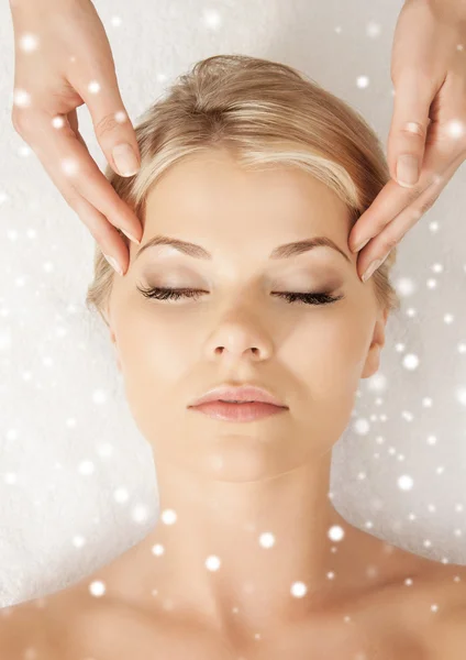 Beautiful woman getting face or head massage — Stock Photo, Image