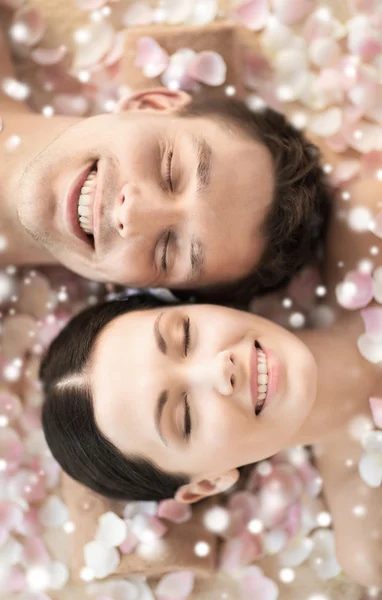 Lyckliga par i spa — Stockfoto
