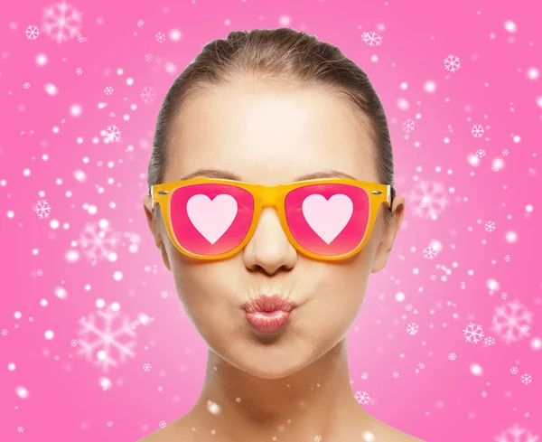 Sorridente ragazza adolescente in occhiali da sole rosa — Foto Stock