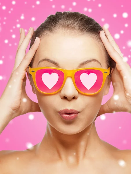 Smiling teenage girl in pink sunglasses — Stock Photo, Image