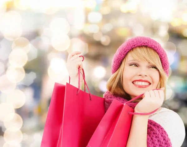 Sorrindo jovem mulher com sacos de compras — Fotografia de Stock