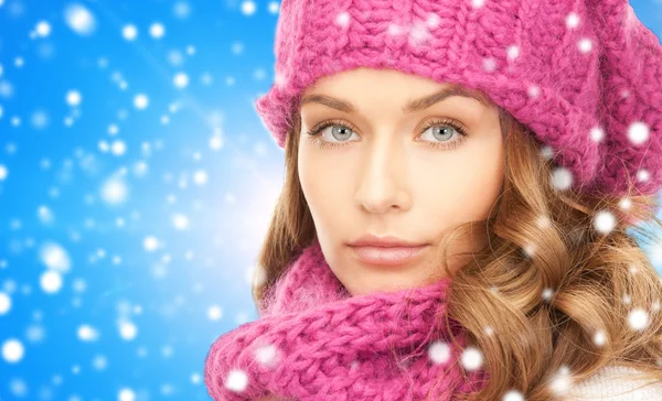 Крупним планом молода жінка в зимовому одязі — стокове фото