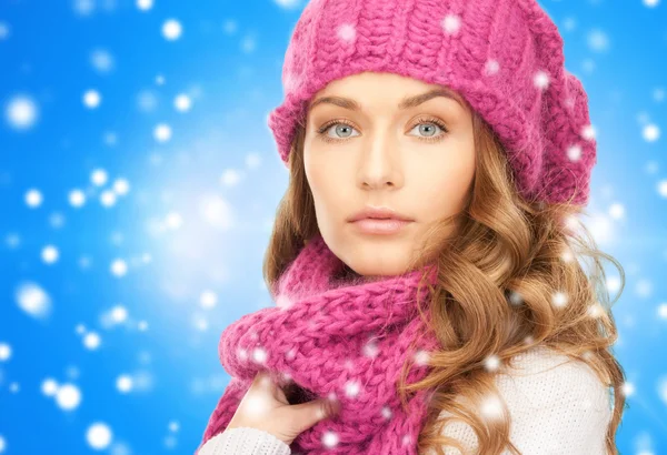 Close up of young woman in winter clothes — Stock Photo, Image