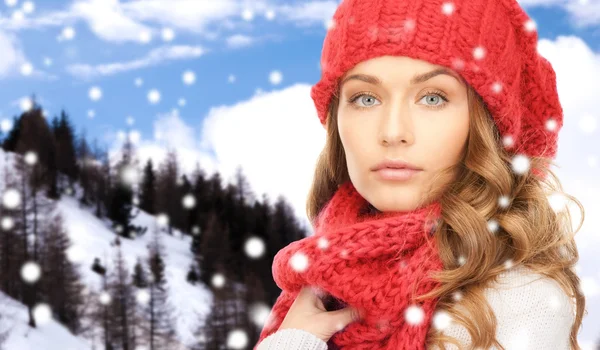 Close up of young woman in winter clothes — Stock Photo, Image