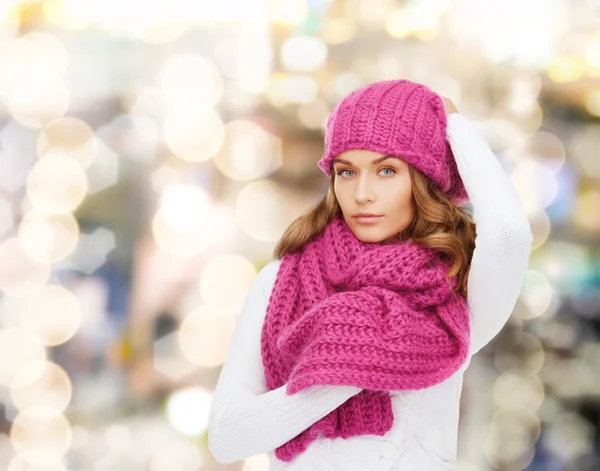 Mujer joven sonriente en ropa de invierno —  Fotos de Stock