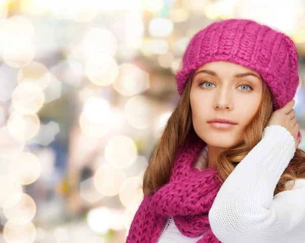 Mujer joven sonriente en ropa de invierno —  Fotos de Stock