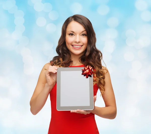 Mulher sorridente com tablet pc — Fotografia de Stock