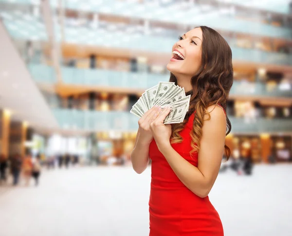 Mujer en vestido rojo con nosotros dinero del dólar — Foto de Stock