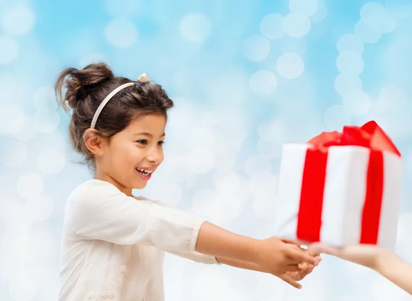 Sorrindo menina com caixa de presente — Fotografia de Stock