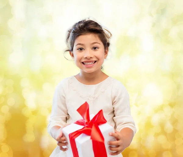 Lächelndes kleines Mädchen mit Geschenkbox — Stockfoto