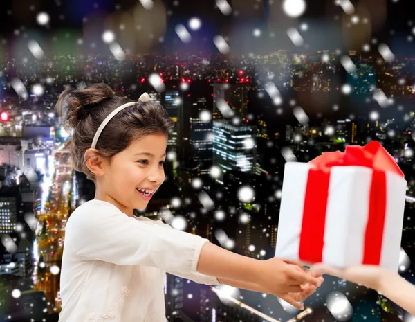 Niña sonriente con caja de regalo — Foto de Stock