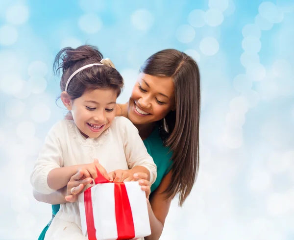 Gelukkig moeder en meisje met doos van de gift — Stockfoto