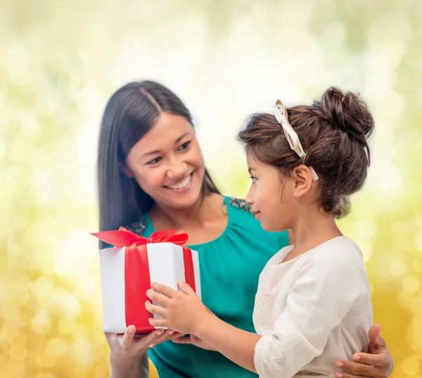 Gelukkig moeder en kind meisje met doos van de gift — Stockfoto