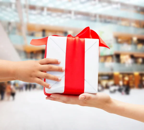 Close up of child and mother hands with gift box — Stock Photo, Image