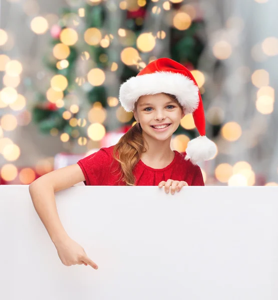 Fille dans santa helper chapeau avec tableau blanc vierge — Photo