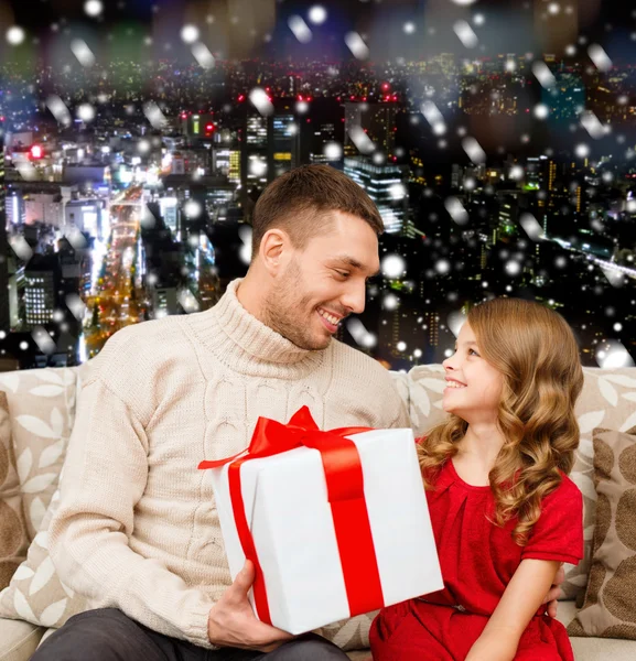 Усміхнений батько і дочка з подарунковою коробкою — стокове фото