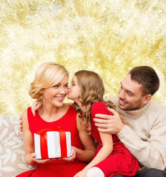 Gelukkige familie met doos van de gift — Stockfoto