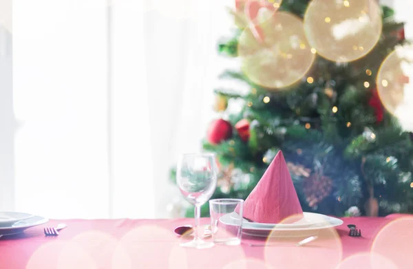 Habitación con árbol de Navidad y mesa decorada —  Fotos de Stock