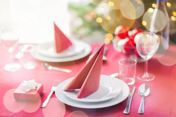 Rum med julgran och dekorerade bord — Stockfoto