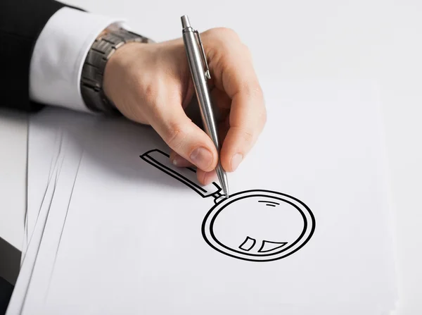 Närbild på manlig hand med penna ritade diagram — Stockfoto