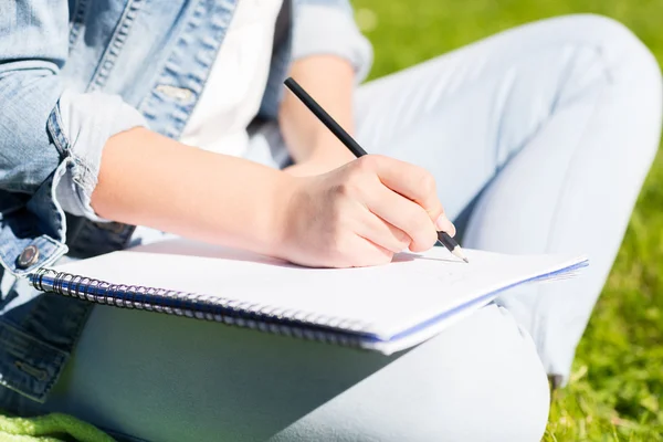 Close-up van meisje met schrijven in park-laptops — Stockfoto