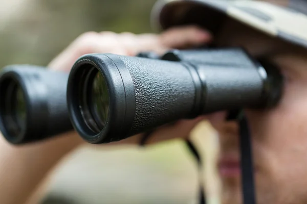 Primer plano de soldado o cazador con binocular —  Fotos de Stock