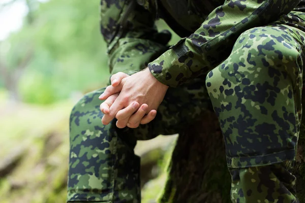 Zamknąć w młodego żołnierza w mundurze wojskowym — Zdjęcie stockowe