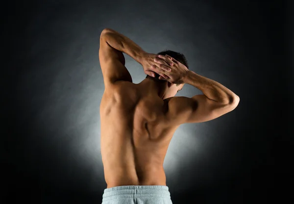 Junger männlicher Bodybuilder von hinten — Stockfoto