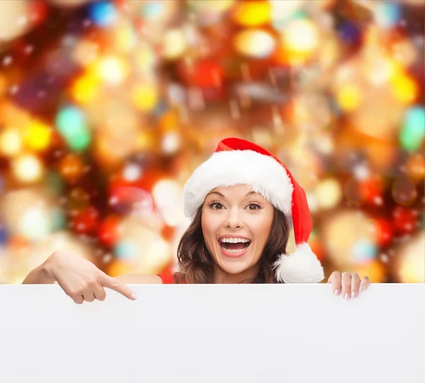 Vrouw in helper kerstmuts met een leeg wit bord Rechtenvrije Stockafbeeldingen