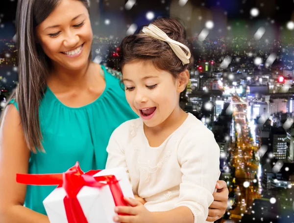 Madre felice e bambina con scatola regalo Fotografia Stock