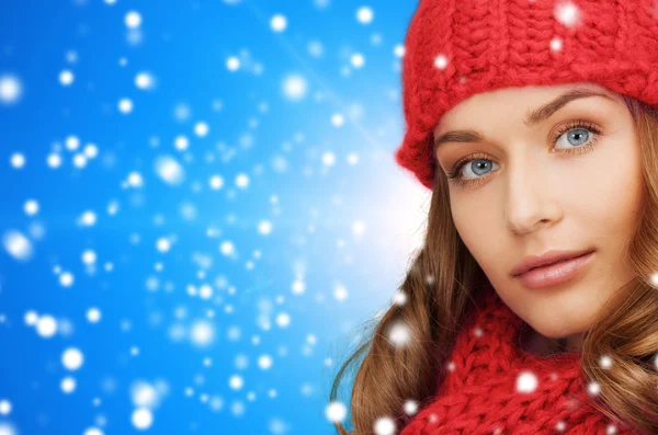 Kış giysileri içinde genç kadın kapatmak — Stok fotoğraf