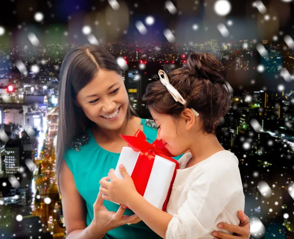 Happy mother and little girl with gift box — Stock Photo, Image