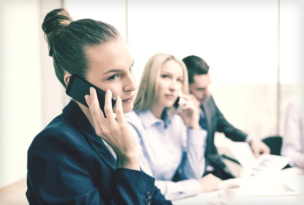 Ler företag team med smartphones i office — Stockfoto