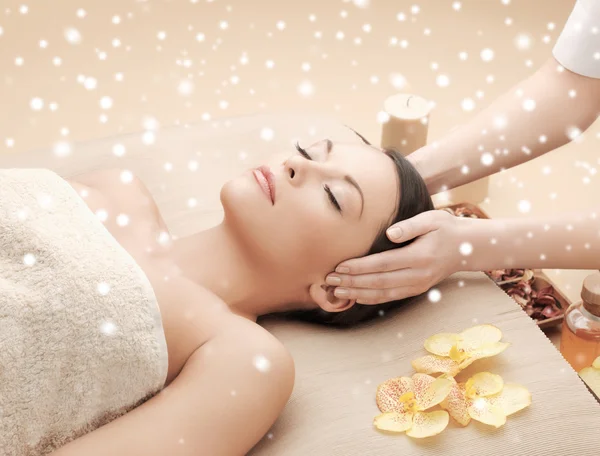 Beautiful woman getting face or head massage — Stock Photo, Image