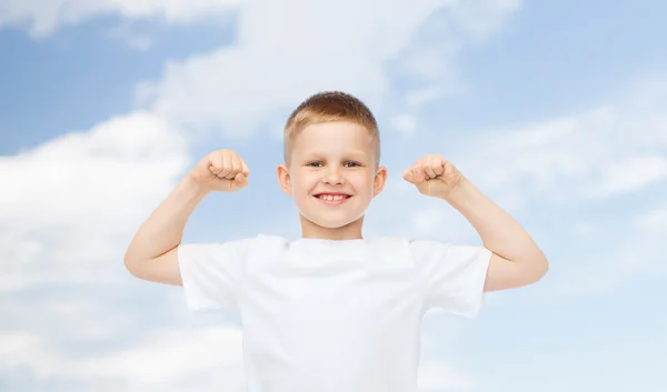 Menino feliz em branco t-shirt flexão bíceps — Fotografia de Stock