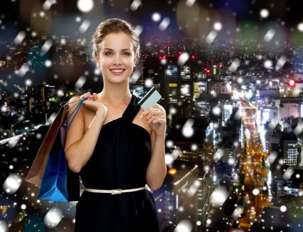 Mujer sonriente con bolsas de compras —  Fotos de Stock