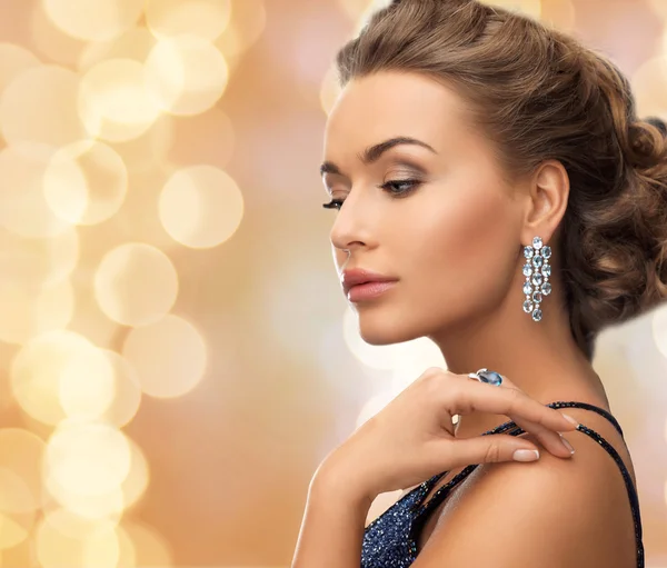 Hermosa mujer con anillo y pendientes — Foto de Stock