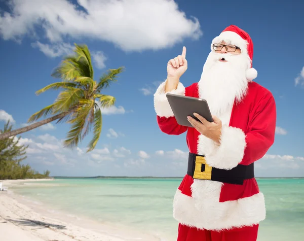 Homme en costume de Père Noël claus avec tablette pc — Photo
