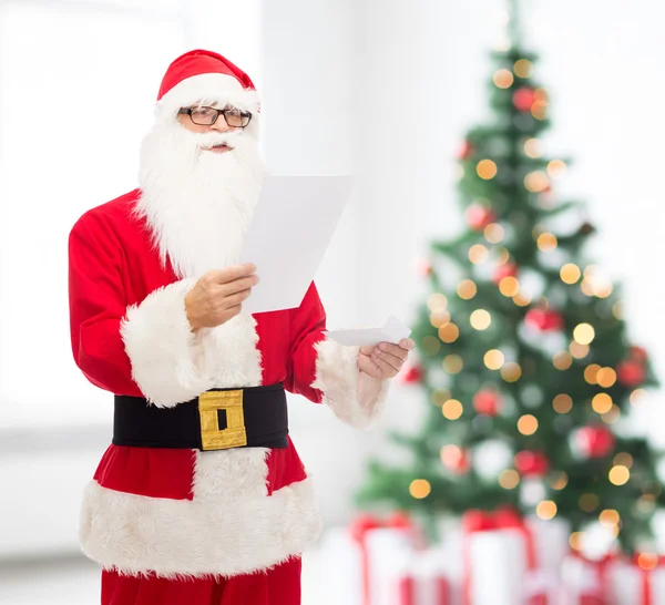 Man in costume of santa claus with letter — Stock Photo, Image