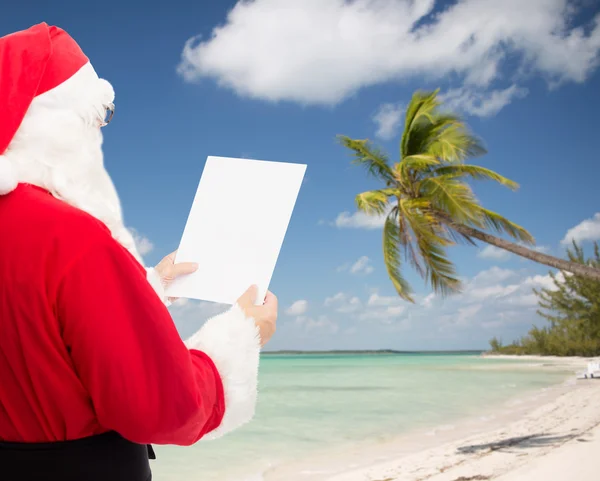 Человек в костюме Санта-Клауса с письмом — стоковое фото