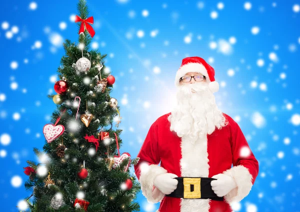 Homme en costume de Père Noël claus avec arbre de Noël — Photo