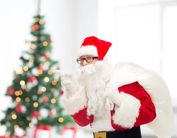 Homem em traje de santa claus com saco — Fotografia de Stock