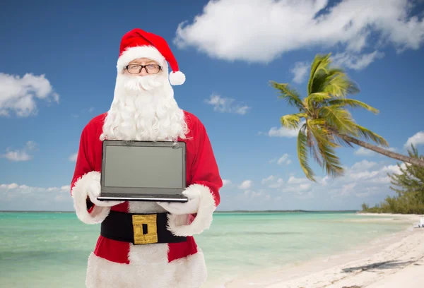 Mann im Weihnachtsmannkostüm mit Laptop — Stockfoto