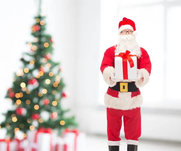 Man in costume of santa claus with gift box — Stock Photo, Image