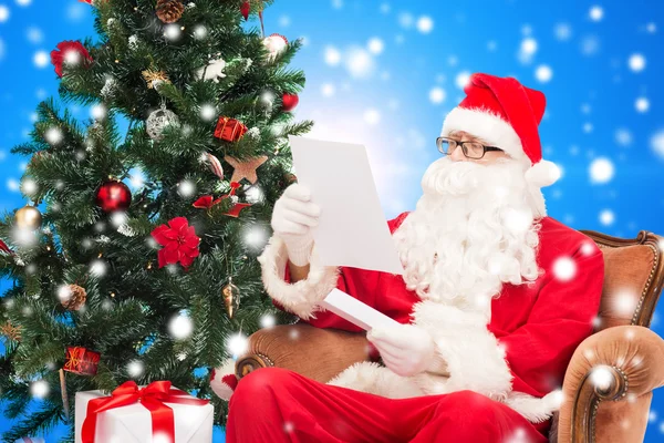 Man in costume of santa claus with letter — Stock Photo, Image