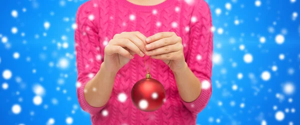 Gros plan de femme en pull avec boule de Noël — Photo