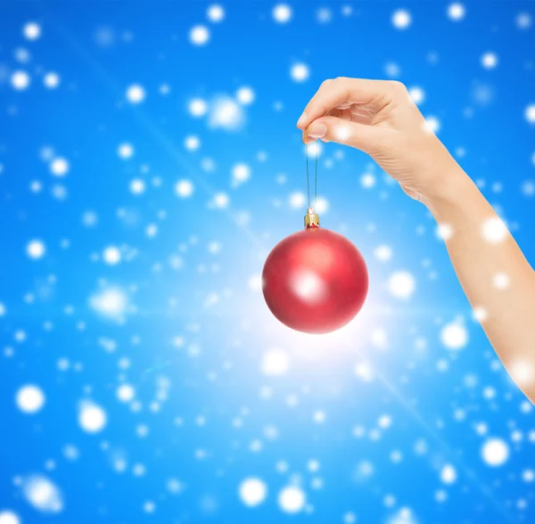 Gros plan de femme en pull avec boule de Noël — Photo