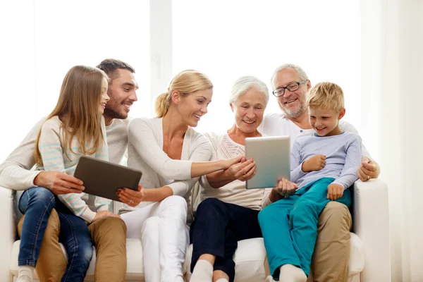 Усміхнена сім'я з планшетним ПК вдома — стокове фото