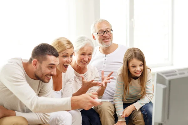 Gelukkig familie kijken tv thuis — Stockfoto
