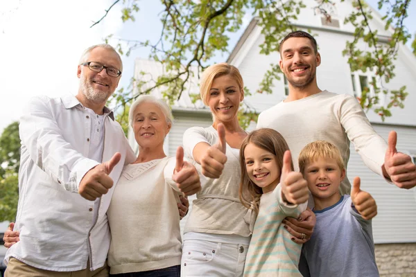 Lycklig familj framför huset utomhus — Stockfoto